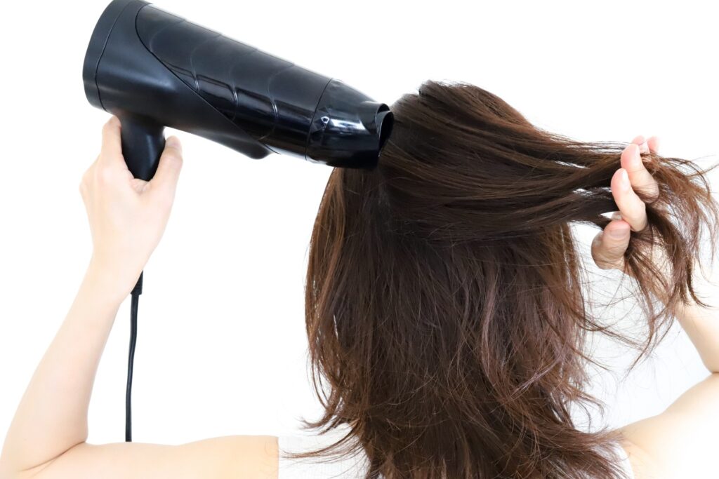 ドライヤーやヘアアイロンを使用する