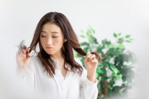 くせ毛を改善する5つの方法｜原因や自分に合うヘアケアの選ぶ基準を解説